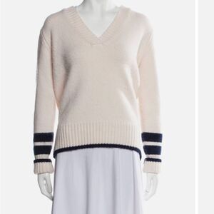 La Ligne V-neck with‎ contrast trim.